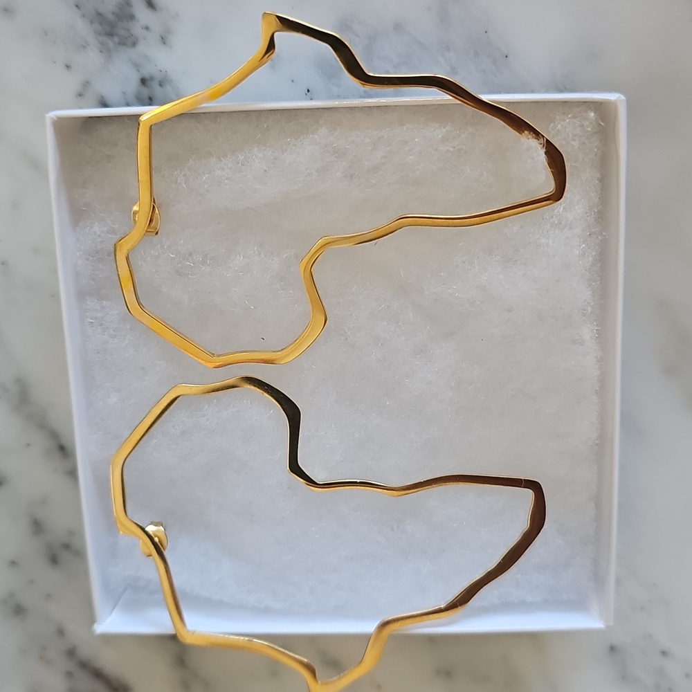 🌻HP🌻Africa Map Hoop Post Earrings 18K Gold Plated NIB - Picture 5 of 5